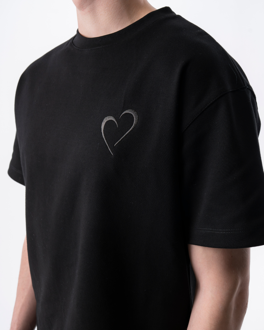 Signatur T-Shirt med gråt hjerte - Sort