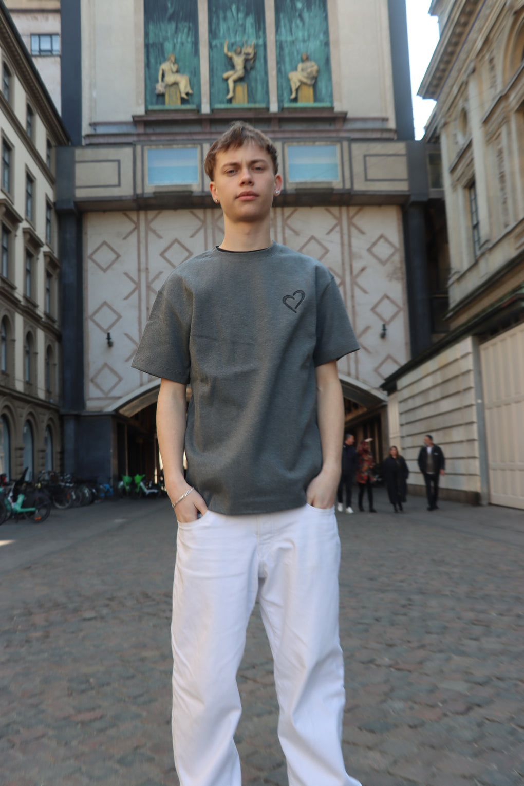 Heavyweight T-Shirt med Sort Hjerte - Mørkegrå