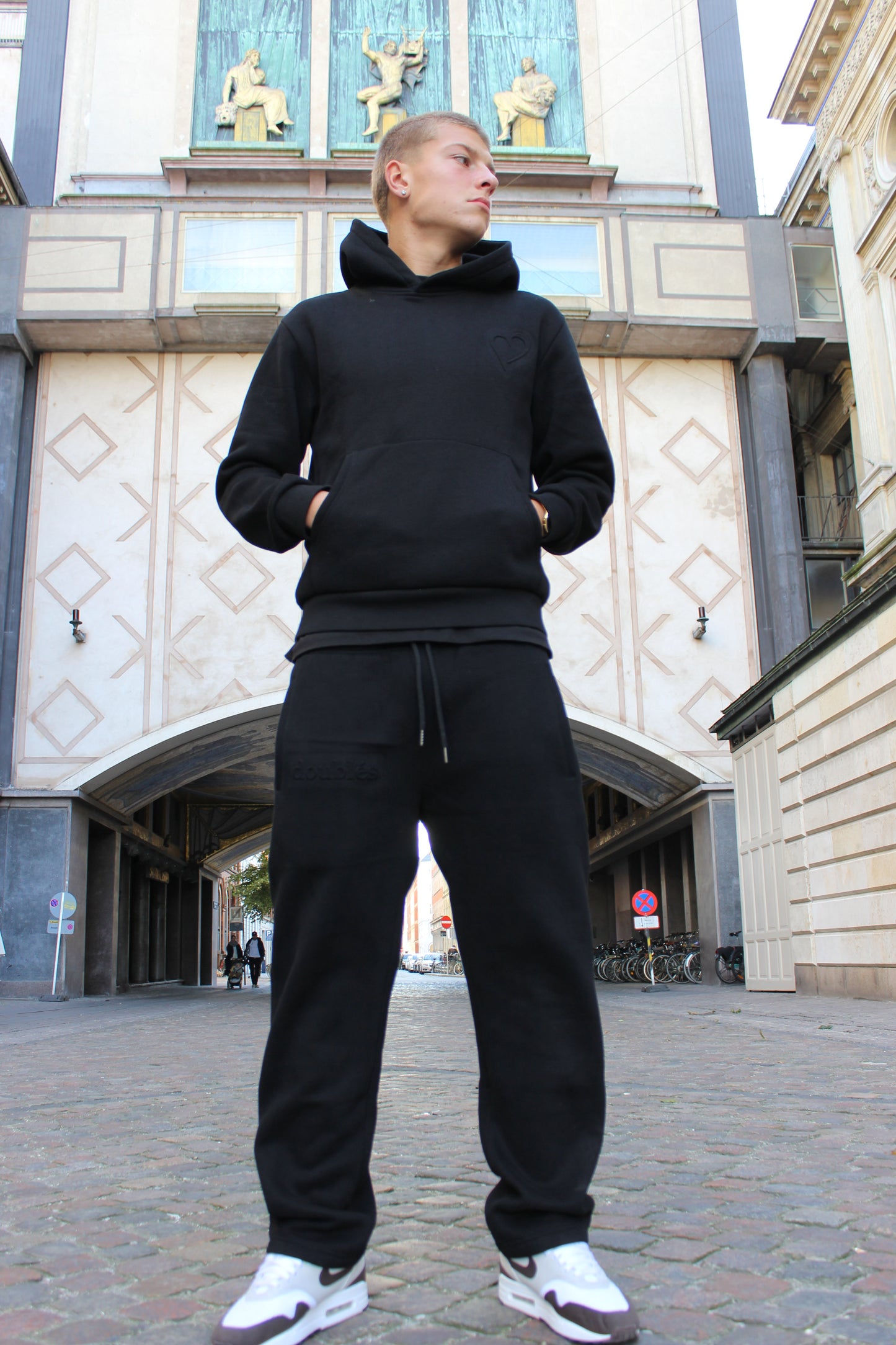 Embossed Hoodie Sort