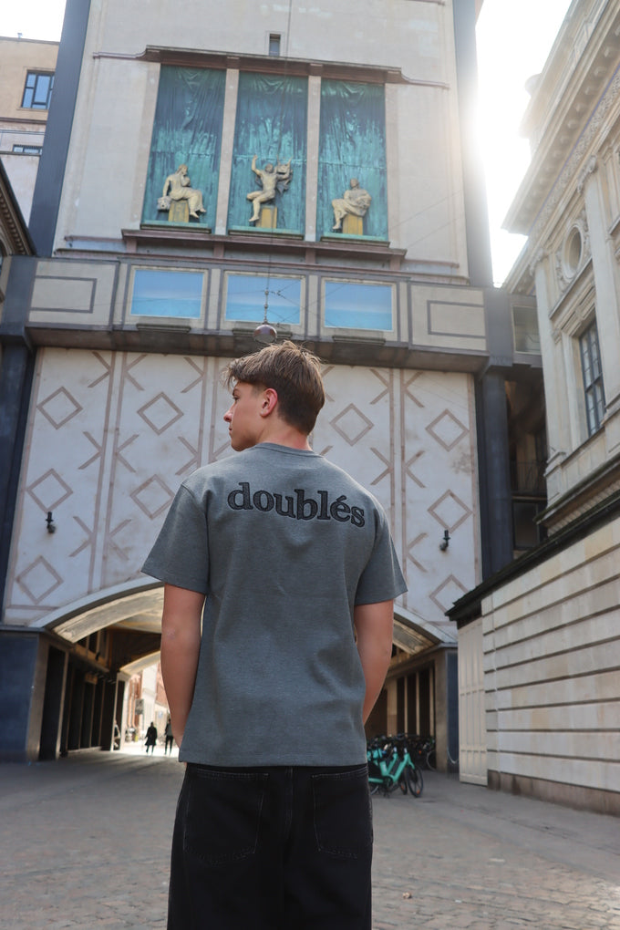 Heavyweight T-Shirt med Sort Logo - Mørkegrå