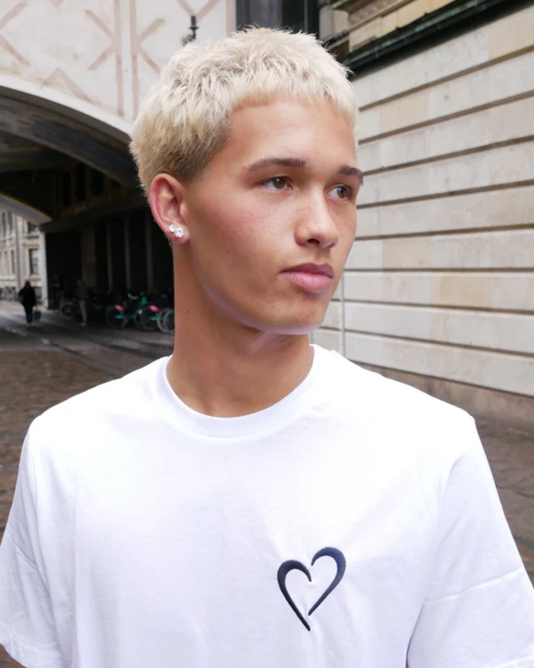 Signatur T-shirt med sort hjerte - Hvid