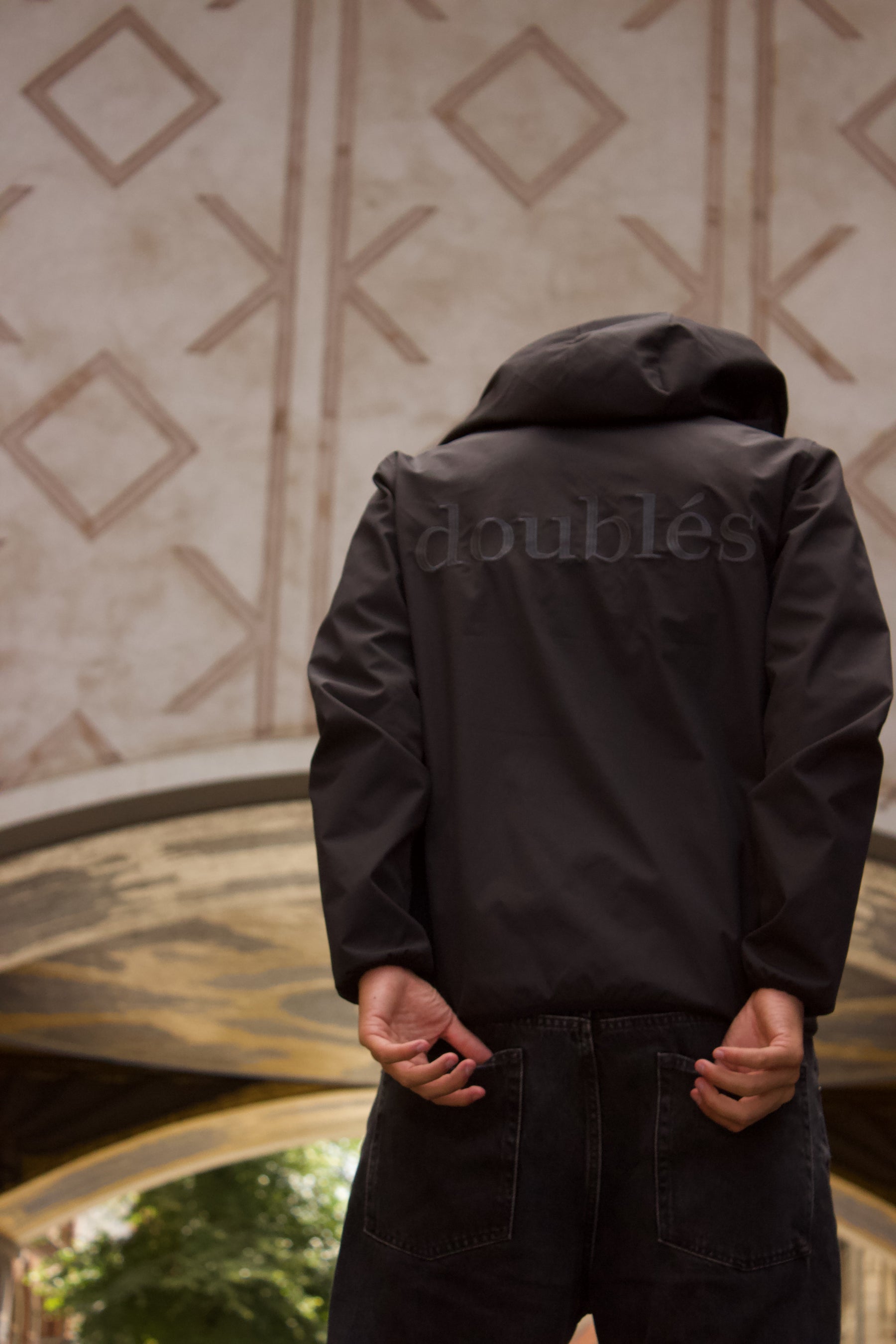 Windjacket med Logo bagpå Sort