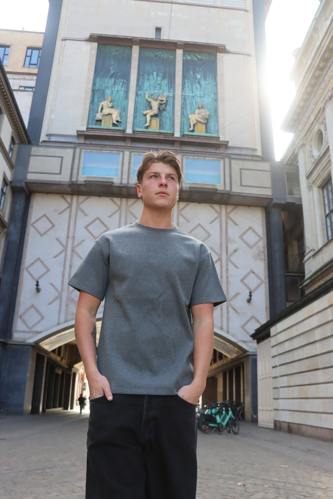 Heavyweight T-Shirt med Sort Logo - Mørkegrå