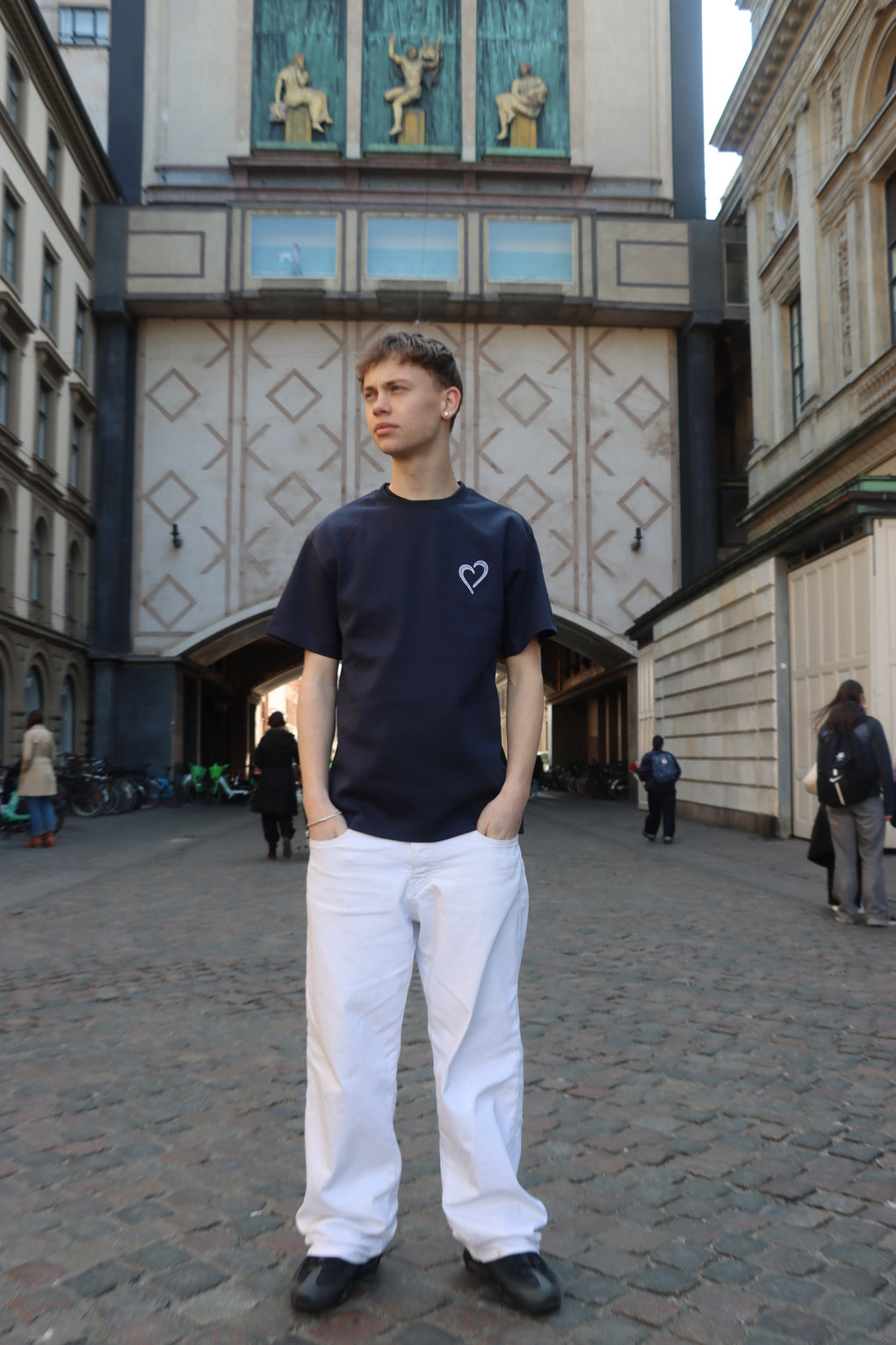 Heavyweight T-Shirt med Hvidt Hjerte - Mørkeblå